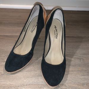 Black/tan pumps
